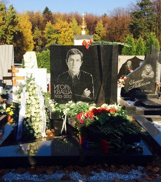 Могила Карцева находится в запустении — есть только фото и табличка