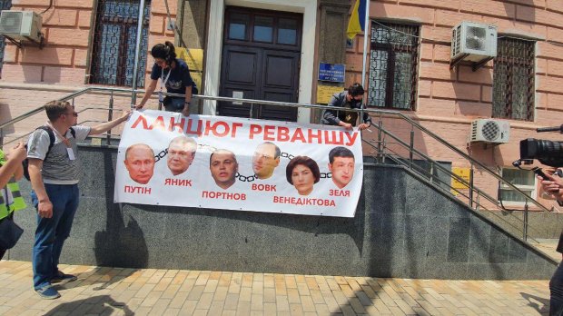 Возле здания суда в Киеве готовятся к акции в поддержку Порошенко, которого собираются арестовать