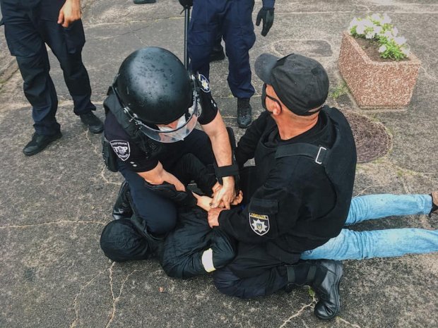 В Ровненской области на встрече избирателей со «Слугой народа» произошли массовые беспорядки со стрельбой и жестким задержанием