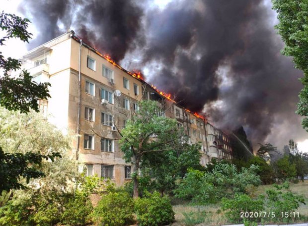 Семейная ссора жителей Херсонской области закончилась масштабным пожаром в пятиэтажном доме (обновлено)