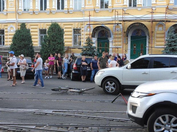В центре Одессы внедорожник сбил велосипедиста: из-за ДТП временно заблокировано движение трамваев