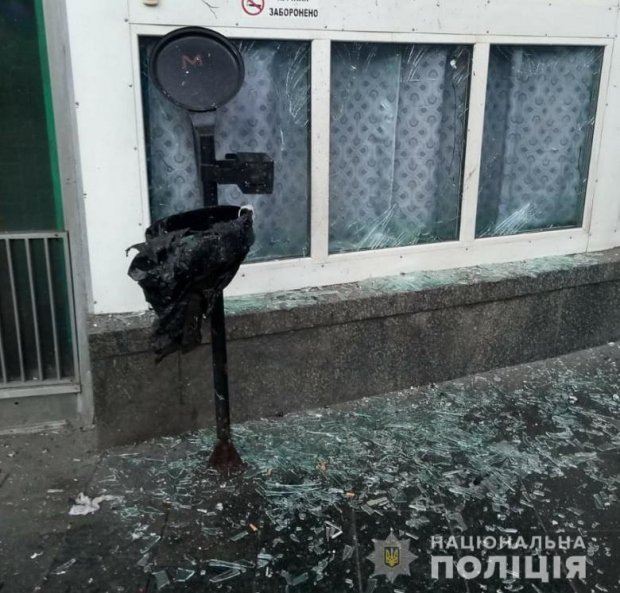 К Киеве возле входа в метро прогремел взрыв: пострадал парень (обновлено, фото, видео)