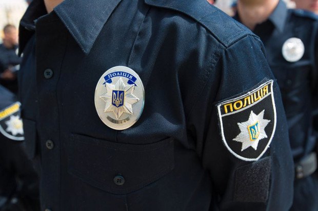 Одесские патрульные спасли женщину, которая хотела броситься под поезд