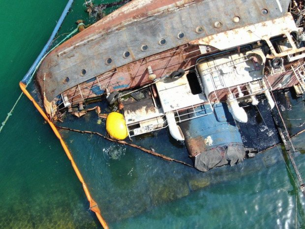 Подъемом затонувшего танкера займется государство, а не судовладелец, — губернатор Куцый