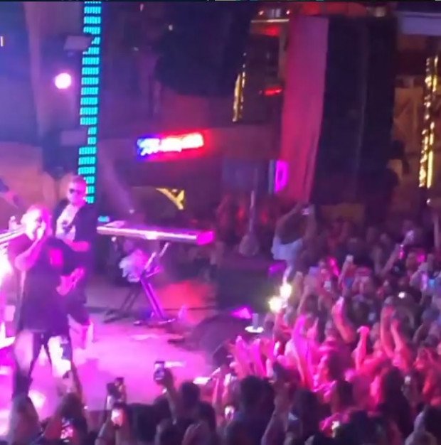 Карантин в Одессе: толпа людей в ночном клубе на концерте российского певца