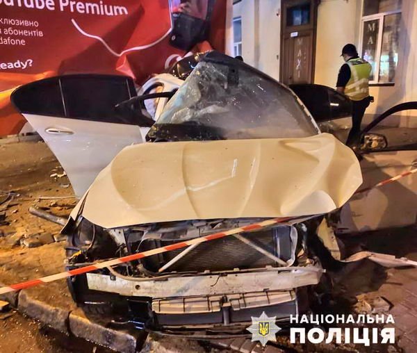 В Одессе BMW летел на красный и протаранил Opel. 4 человека в реанимации, виновник сбежал