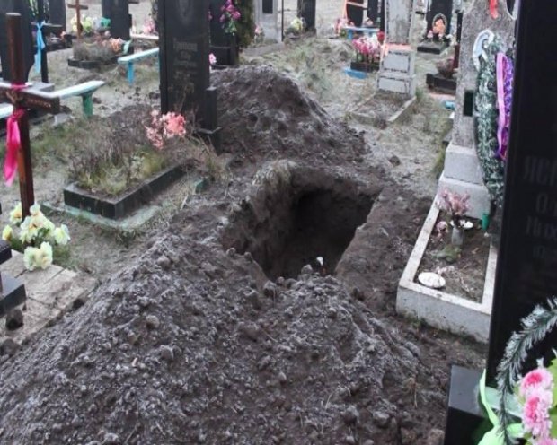 На юге Одесской области неизвестные повредили могилу погибшего — искали золотые украшения, кладбище никто не охранял