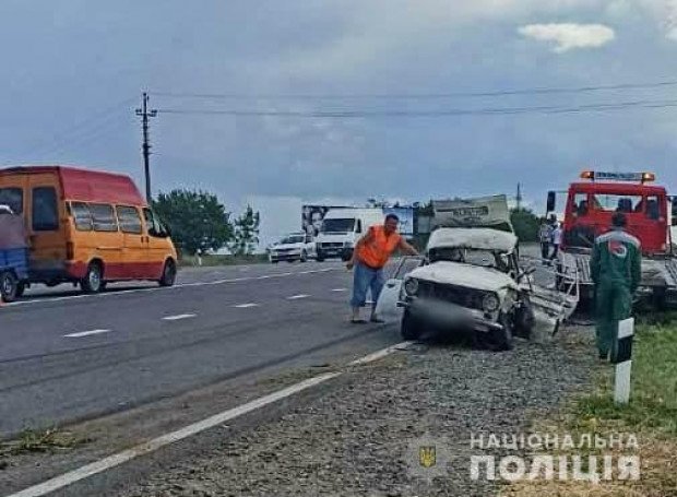 На трассе Одесса-Рени ВАЗ выехал на встречку и протаранил микроавтобус: пострадали три человека
