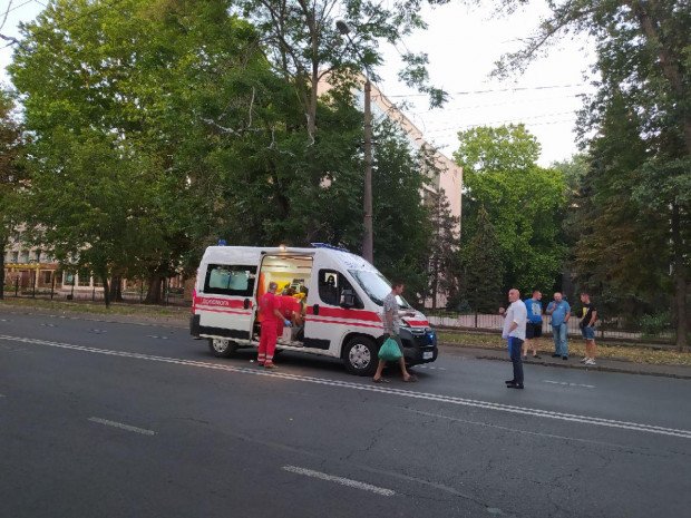 На проспекте Шевченко машина сбила женщину, в результате ДТП образовалась пробка