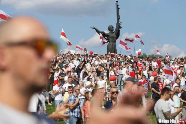 В Минске проходит самая большая акция протеста за всю новейшую историю Беларуси: против диктатора митингуют и в других городах (фото, видео)