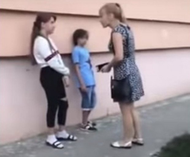 Одесская полицейская угрожала разбить голову несовершеннолетней девочке из-за того, что она обзывалась в ответ на замечание