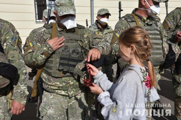 Отряд полицейских спецназовцев из Одессы по ротации отправился в зону ООС (фото, видео)