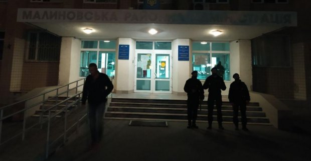 В Малиновском районе Одессы один «слуга» обвиняет другого в фальсификации выборов