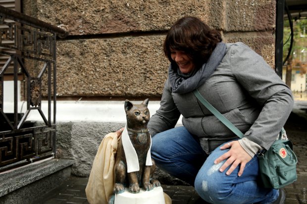 В Одессе появился бронзовый кот-джентльмен в белом шарфе: скульптура посвящена известному КВНщику
