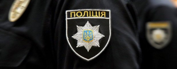 В Одессе задержали двух подозреваемых в разбое: преступники избили супружескую пару на остановке и отобрали драгоценности