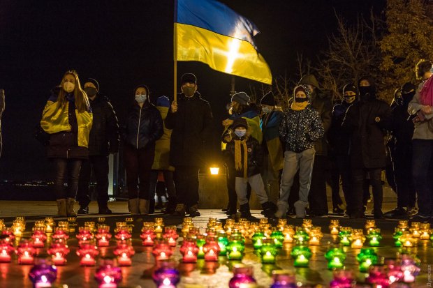 Минута молчания и герб из свечей: возле Дюка одесситы отметили годовщину Революции Достоинства