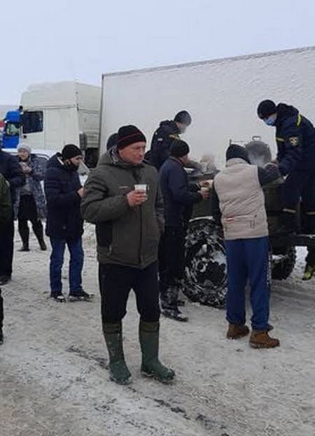 ГСЧС накормила горячим обедом застрявших в снегу дальнобойщиков на трассе Одесса-Киев