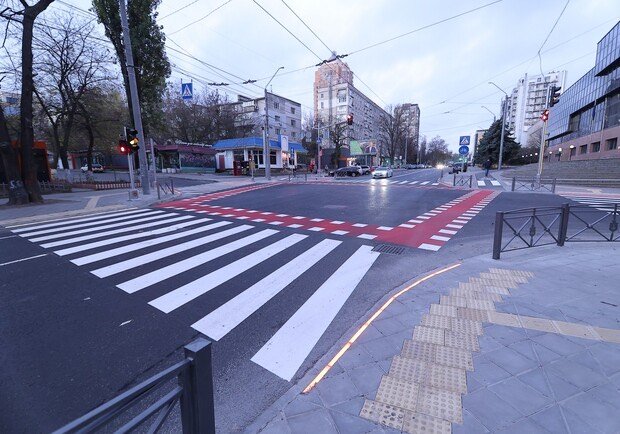 Не прошло и месяца: в Одессе на Черняховского сломалась LED-плитка возле светофора