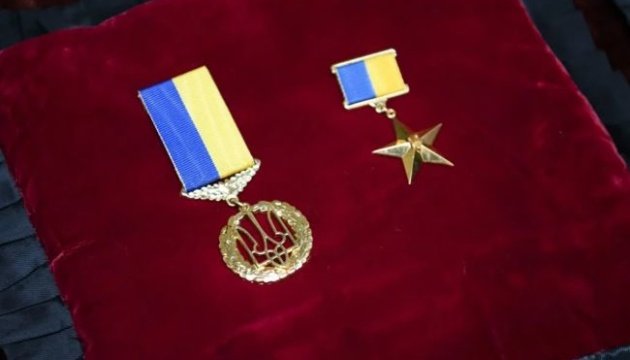 Зеленский присвоил звание Героя Украины 14 военным