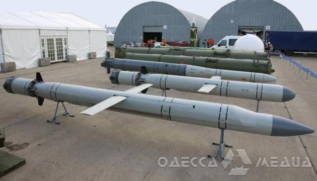 В акватории Черного моря находятся три носителя крылатых ракет, - Минобороны