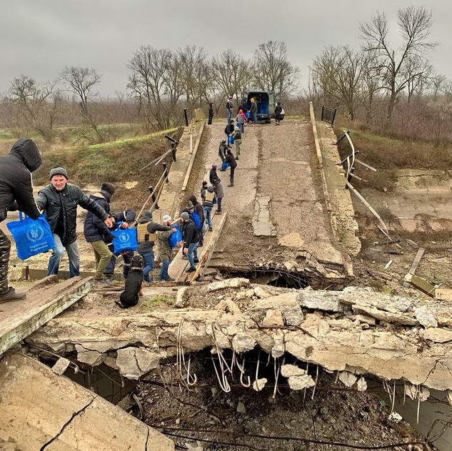 Одесситы передали помощь жителям Николаевщины через взорванный мост
