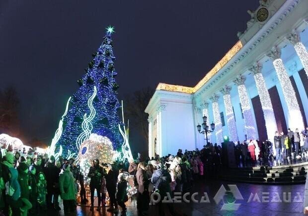Одесская ОВА рекомендовала в этом году не устанавливать в городах региона центральные елки и не проводить праздничные мероприятия