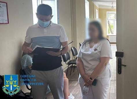 В Одессе на взяточничестве разоблачили главу врачебной комиссии и двух ее сообщников
