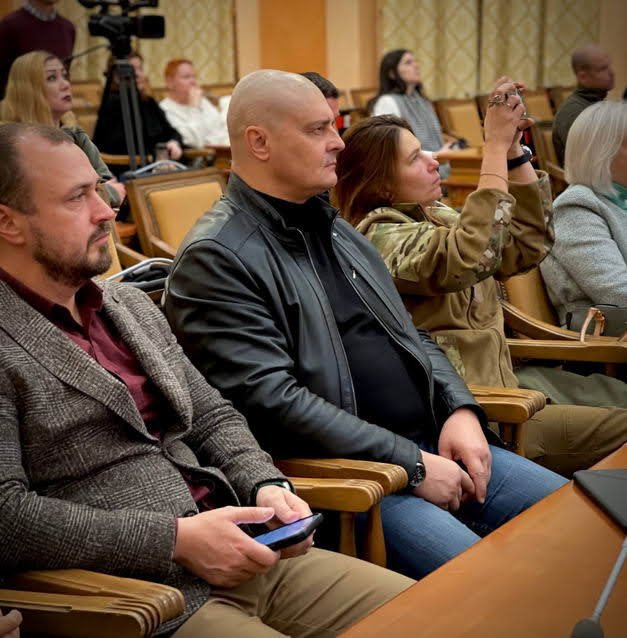 Труханов встретился с неназванными волонтерами и пообещал помощь военным