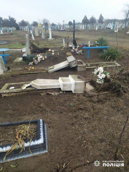 В Одесской области мужчина неделю крушил надгробия на кладбище