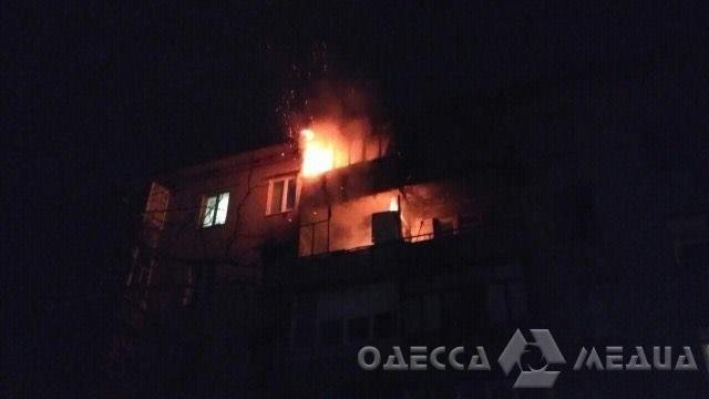 В Одессе на Бочарова ночью в 5-этажке горела квартира