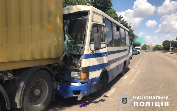 В Одесі маршрутка в’їхала у фуру, 13 постраждалих