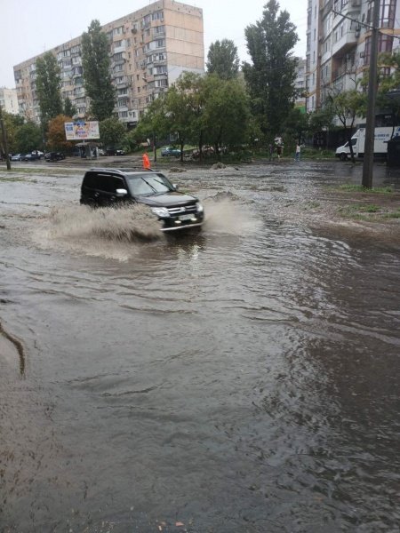 Люди на дахах авто та затоплені вулиці. Одесу накрила сильна злива