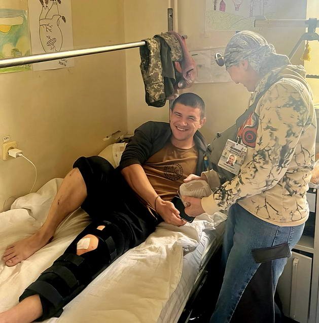 Одесские волонтеры угостили раненых защитников пловом в честь Дня памяти и победы