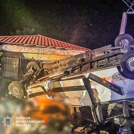 Автобус «Одесса - Днепр» перевернулся на трассе в Николаевской области: трое погибших, 11 пострадавших