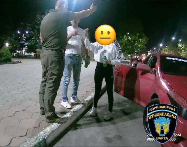 В Черноморске парочка включала песни окупантов на всю улицу — их задержали