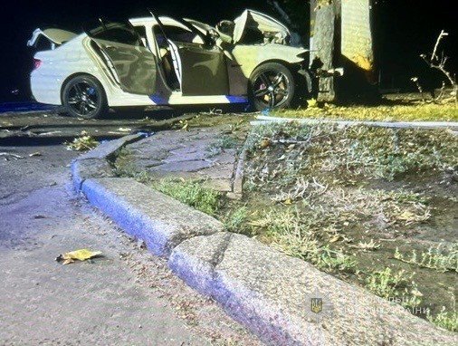 На проспекте Шевченко BMW врезалось в дерево. Есть погибший