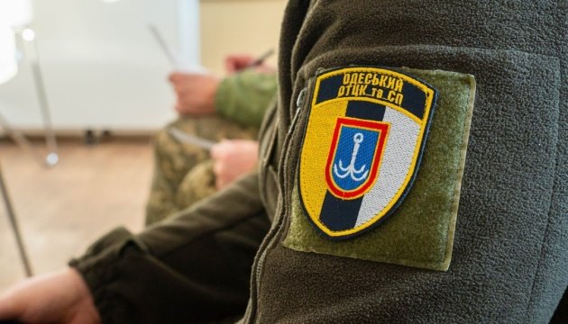В Одесі співробітники ТЦК намагалися затягти чоловіка у бусик, але його "відбили" люди